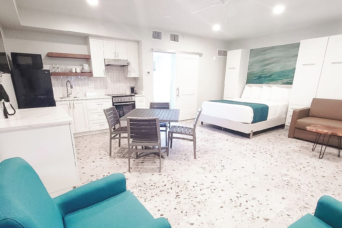 Queen Palm Studio Aparto | Bộ đồ giường cao cấp, bàn ủi/dụng cụ ủi quần áo 