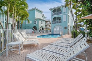 室外游泳池，池畔遮阳伞，日光浴躺椅