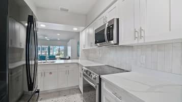 Casa de ciudad, 2 habitaciones (Royal Palm) | Cocina privada | Refrigerador, microondas, horno y parrilla de estufa