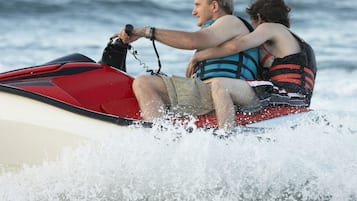 Deux personnes sur un jet ski, sur une étendue d’eau.