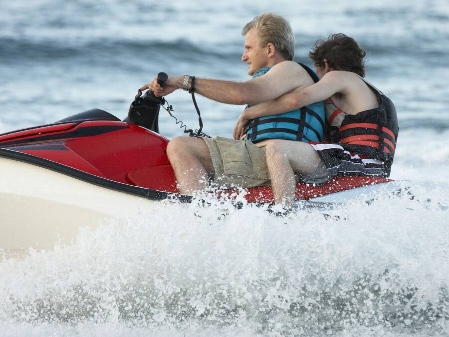 Deux personnes sur un jet ski, sur une étendue d’eau.