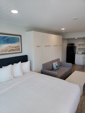 Kühlschrank, Mikrowelle, Wasserkocher mit Kaffee-/Teezubehör