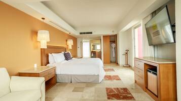 Junior Suite | Premium bedding, in-room safe, desk, blackout drapes