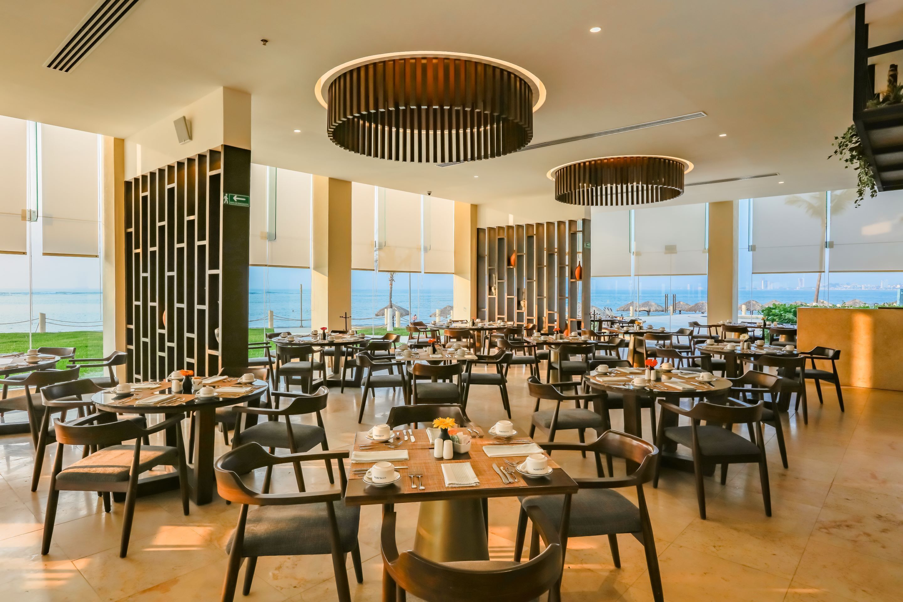 2 restaurants; breakfast, lunch and dinner served 