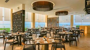 2 restaurants; breakfast, lunch and dinner served