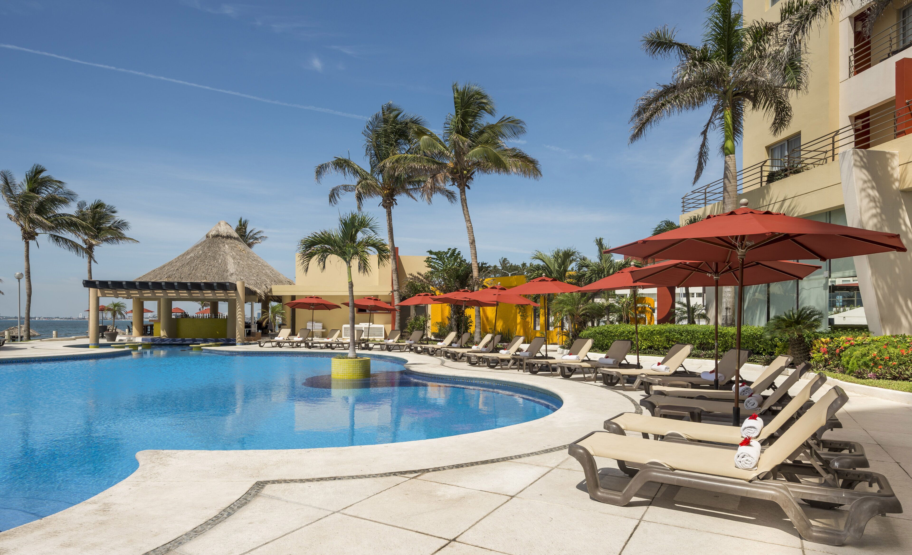 Piscine extérieure, parasols de plage, chaises longues