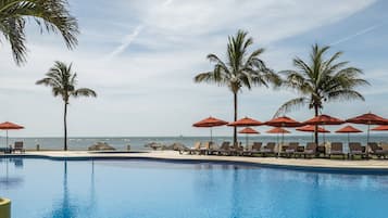 Una piscina al aire libre (de 08:00 a 20:00), sombrillas, tumbonas