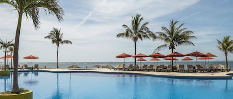 Piscine extérieure, accès possible de 8 h à 20 h, parasols
