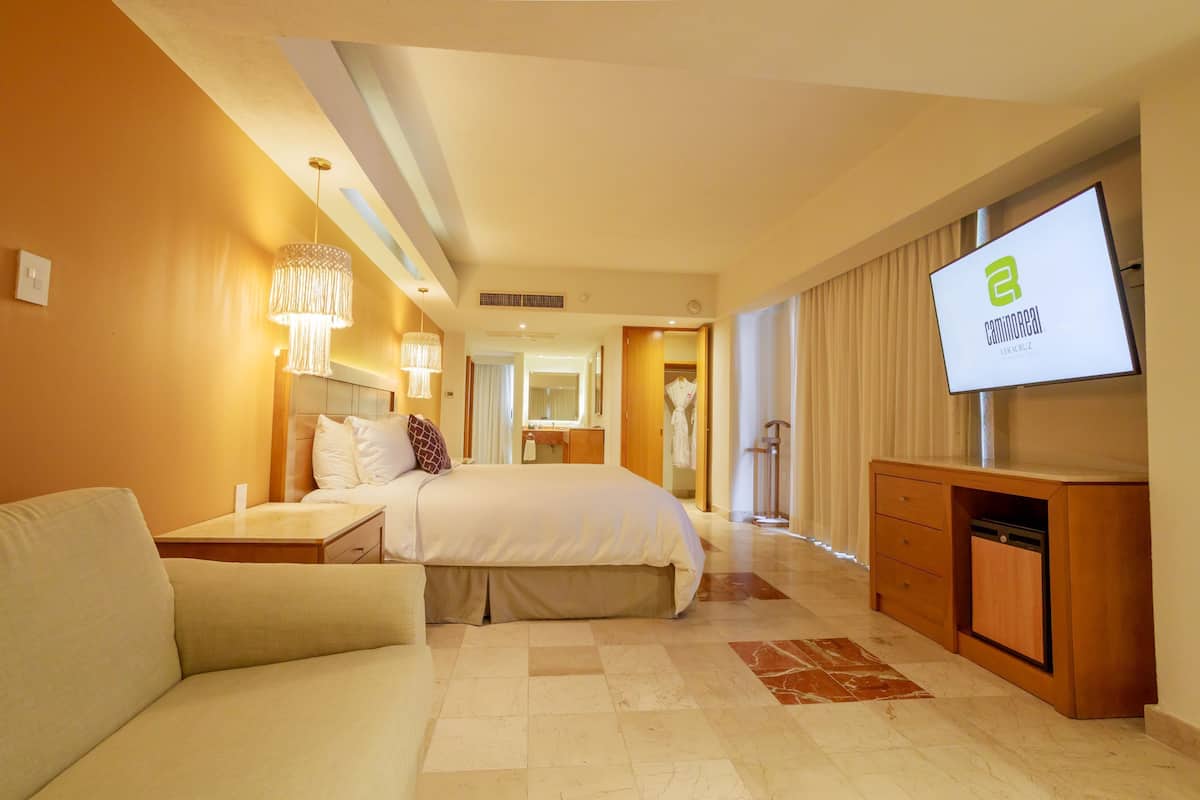 Junior Suite Buffet Breakfast 2 Adults | Hochwertige Bettwaren, Zimmersafe, Schreibtisch, Verdunkelungsvorhänge