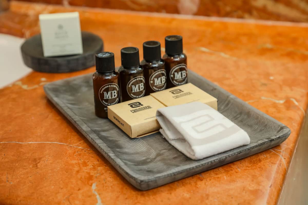 Dusche, Regendusche, umweltfreundliche Kosmetikartikel, Haartrockner