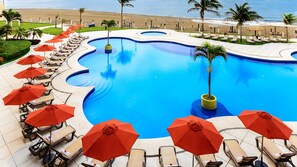 Piscine extérieure, parasols de plage, chaises longues
