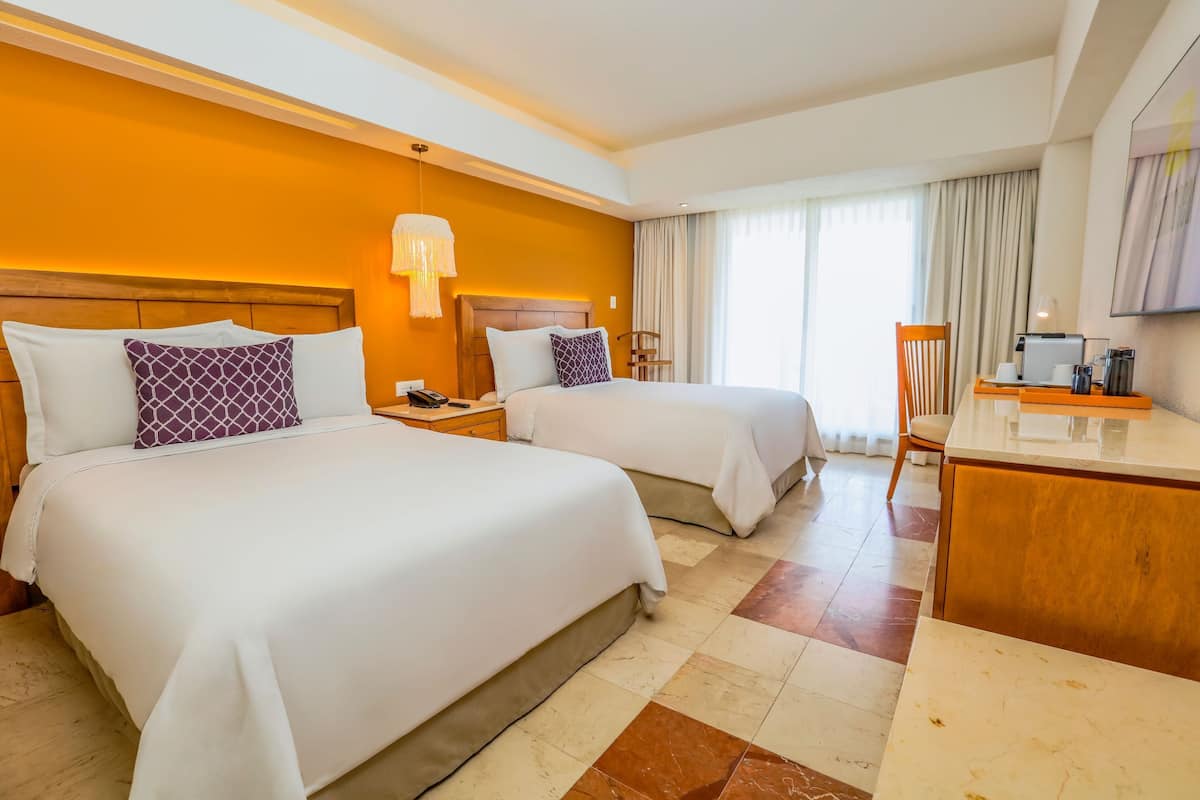 Doppelzimmer zur Einzelnutzung | Hochwertige Bettwaren, Zimmersafe, Schreibtisch, Verdunkelungsvorhänge