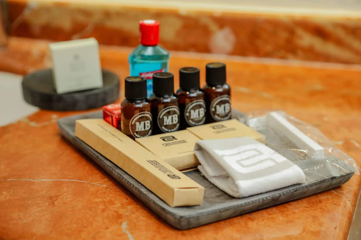 Dusche, Regendusche, umweltfreundliche Kosmetikartikel, Haartrockner