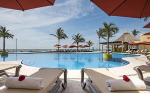 Piscine extérieure, parasols de plage, chaises longues