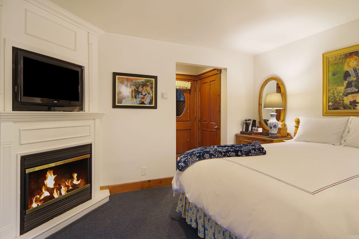 Standard Room, 1 Queen Bed (Renoir) | 1 bedroom, hypo-allergenic bedding, pillow-top beds