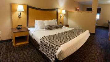 Hochwertige Bettwaren, Schreibtisch, Verdunkelungsvorhänge