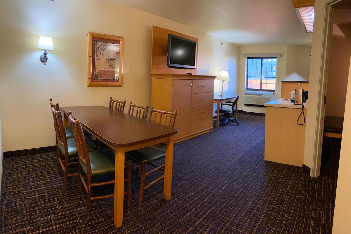 Family Suite, Multiple Beds (2 Queens) (Waterpark Hours Vary) | Premium bedding, desk, blackout curtains, iron/ironing board