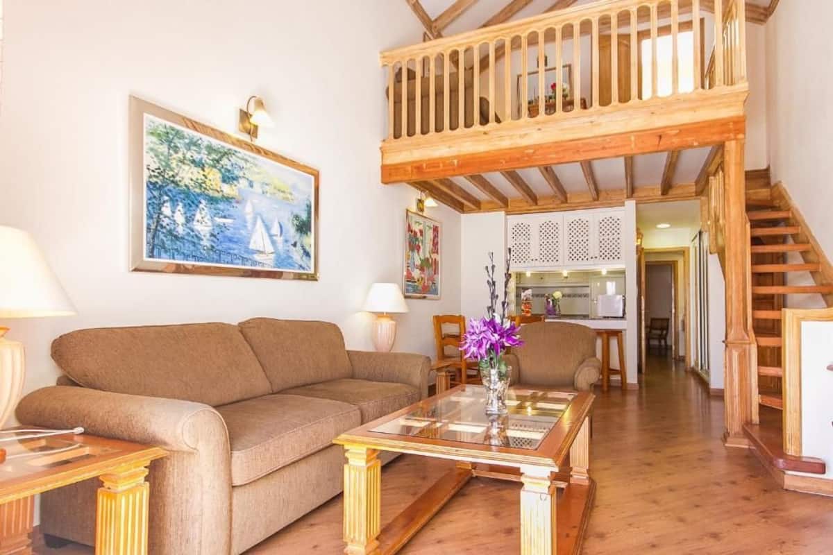 Superior appartement, 2 slaapkamers | Woonkamer | Een flatscreentelevisie