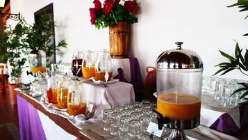 Dagelijks ontbijtbuffet (EUR 12.00 per persoon)