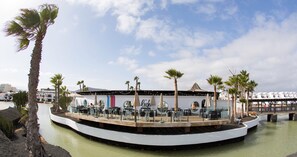 3 restaurants, breakfast, lunch, dinner served; international cuisine - Sands Beach Resort (Teguise)