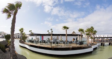 3 间餐厅，供应早餐、午餐和晚餐，国际美食