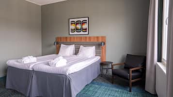 Habitación estándar con 2 camas individuales | Escritorio, cortinas blackout y ropa de cama