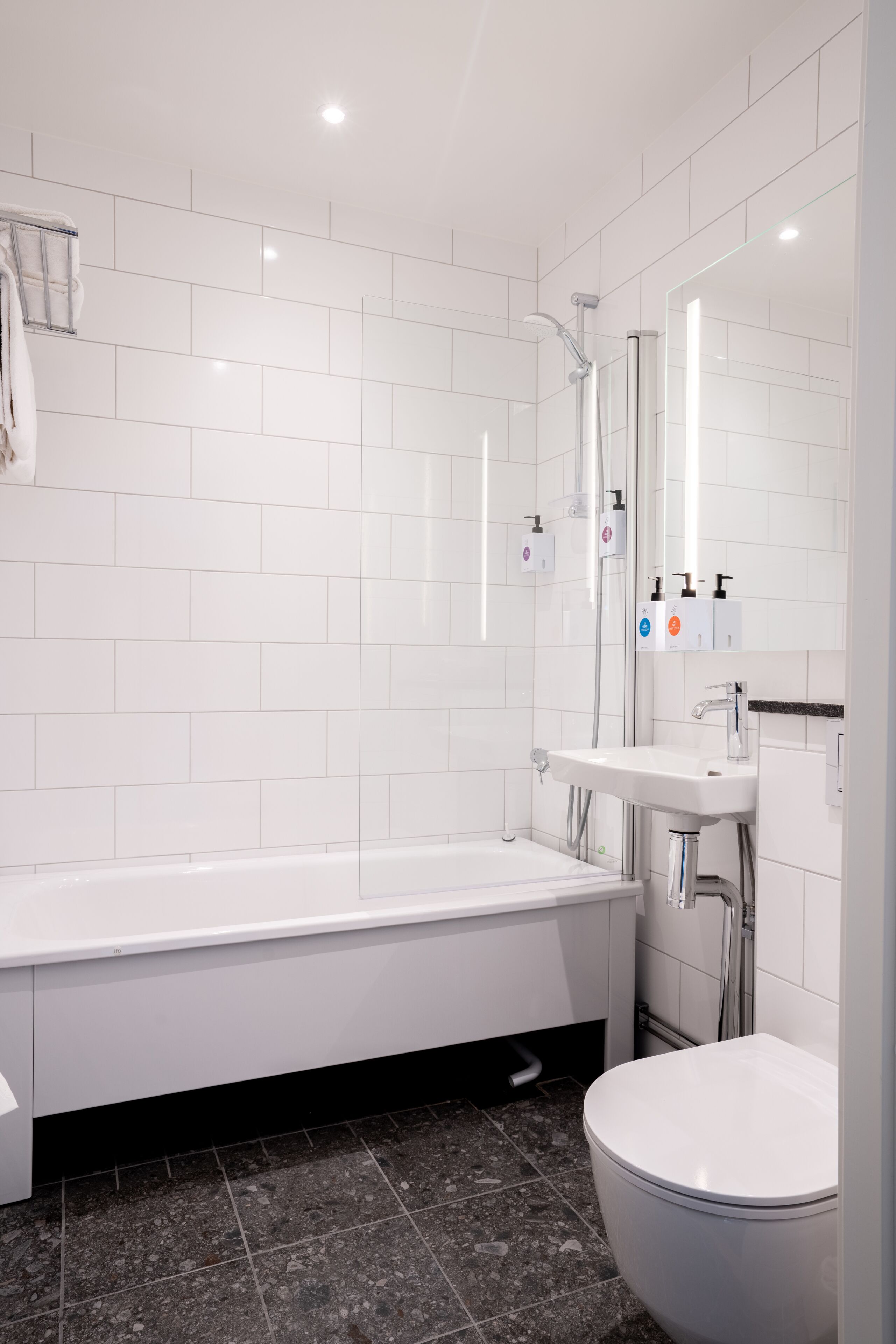 deluxe twin room | bathroom | combined shower/bathtub, hair dryer, towels