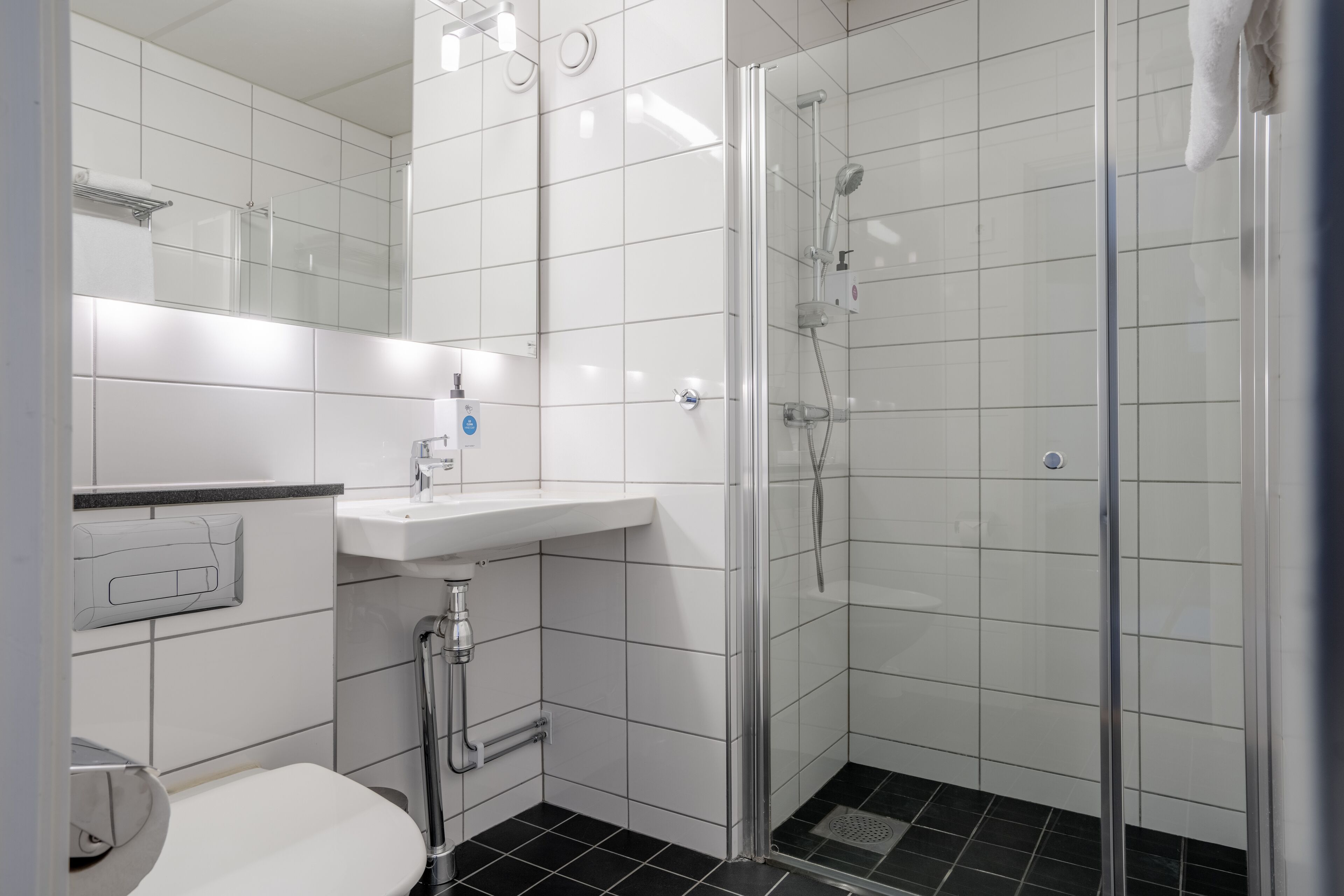 single room, no windows (compact) | bathroom | combined shower/bathtub, hair dryer, towels