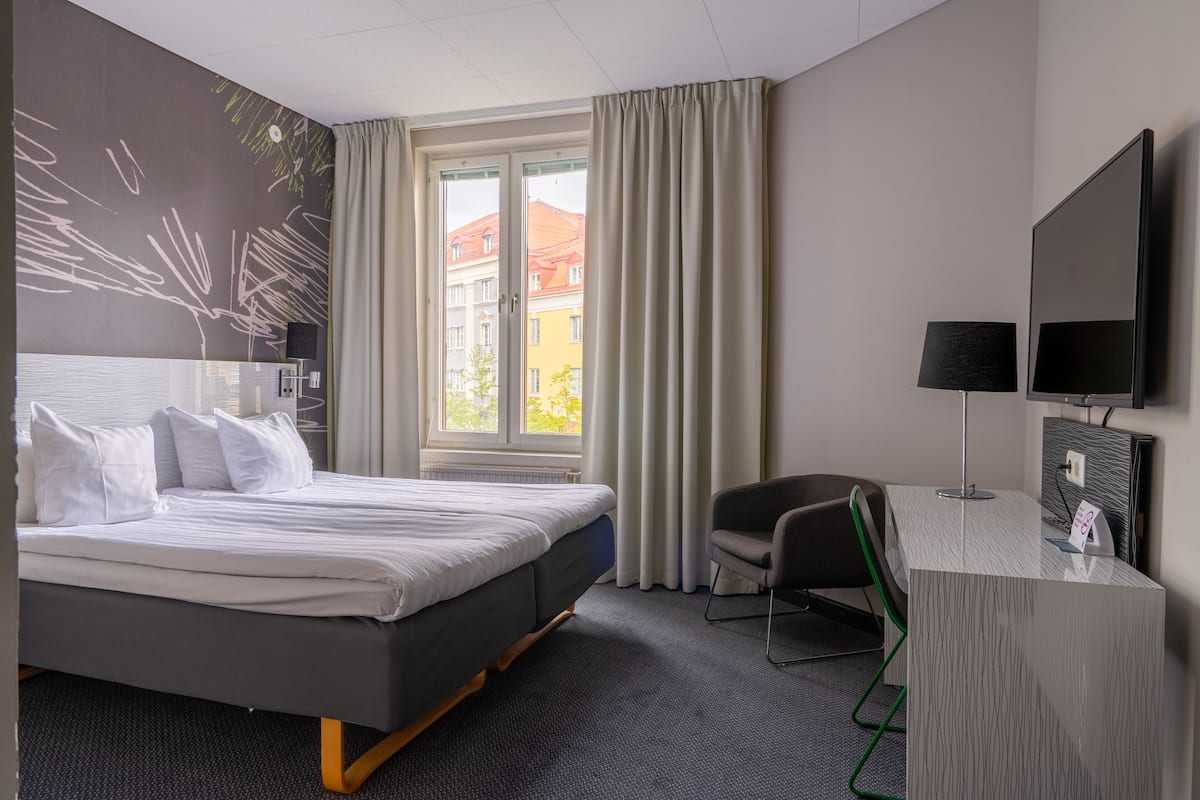 Schreibtisch, Verdunkelungsvorhänge, Bettwäsche