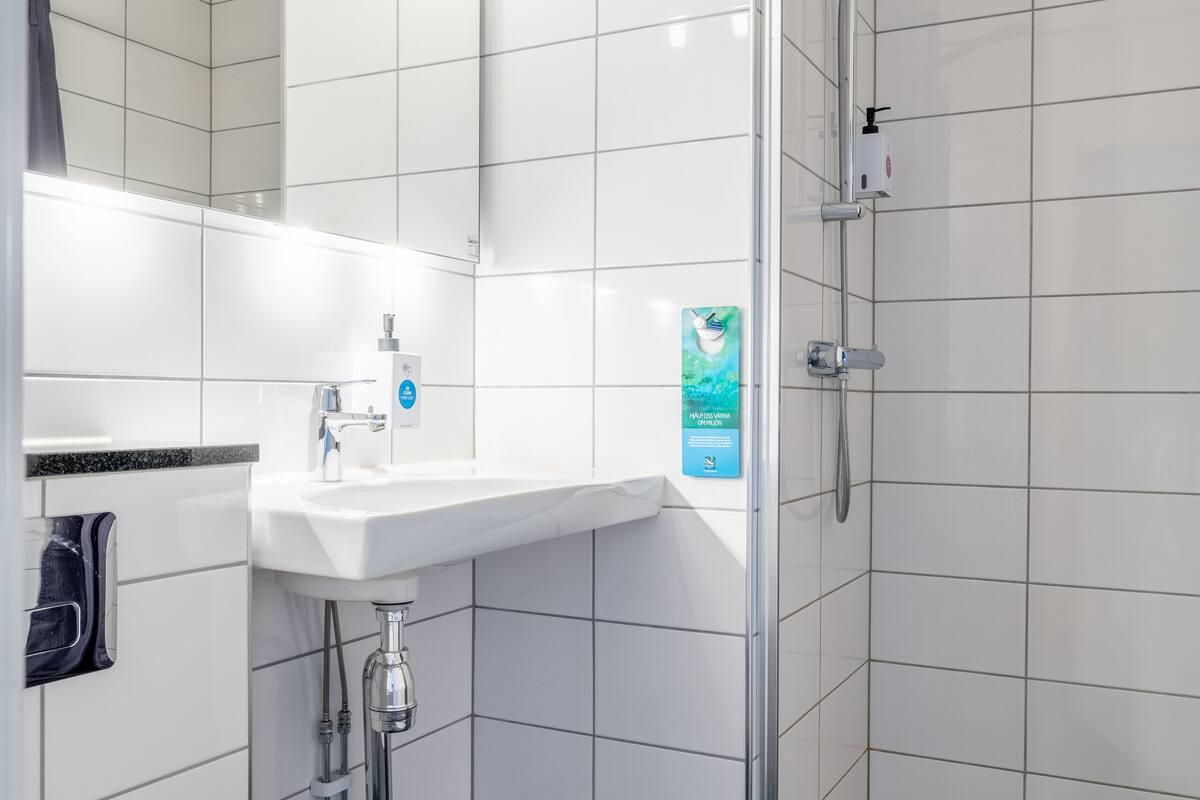 combined shower/bathtub, hair dryer, towels