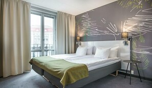 Desk, blackout curtains, bed sheets - Quality Hotel Park Södertälje City (Sodertalje)