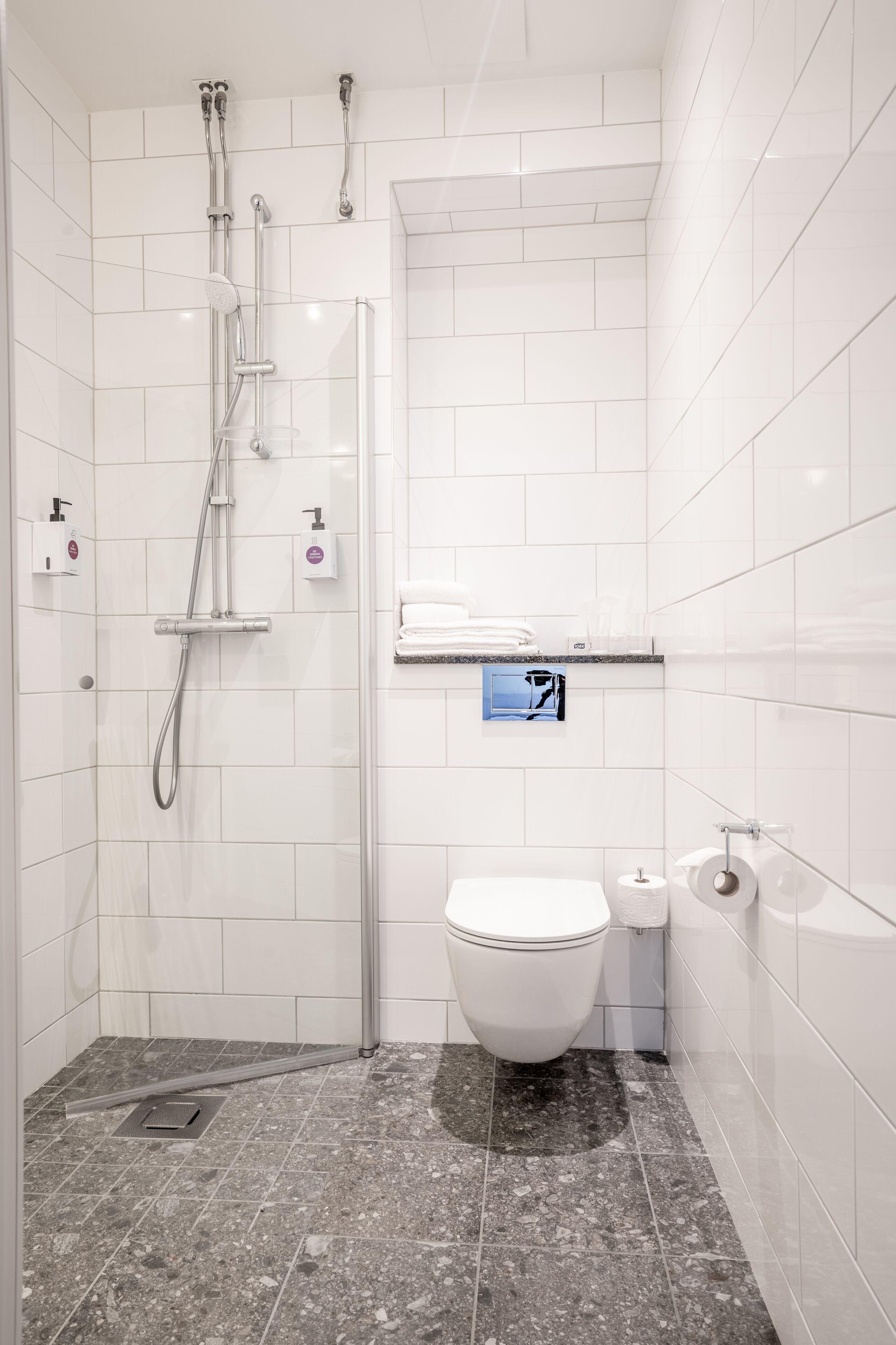 combined shower/bathtub, hair dryer, towels