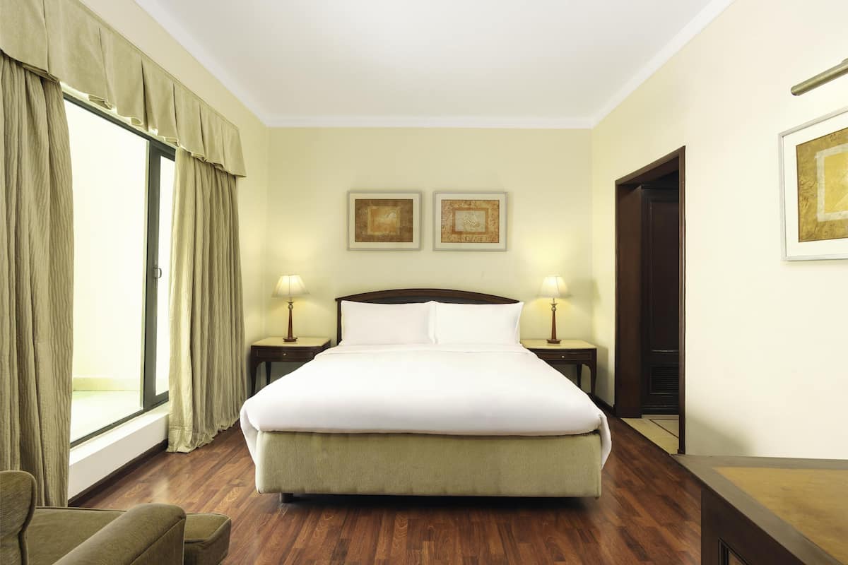 Suite | Minibar, safe på rommet, skrivebord og strykejern/-brett