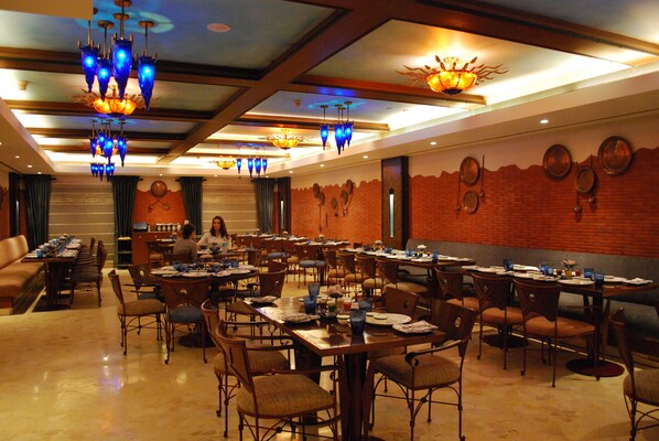 2 restaurants, breakfast, lunch, dinner served; international cuisine