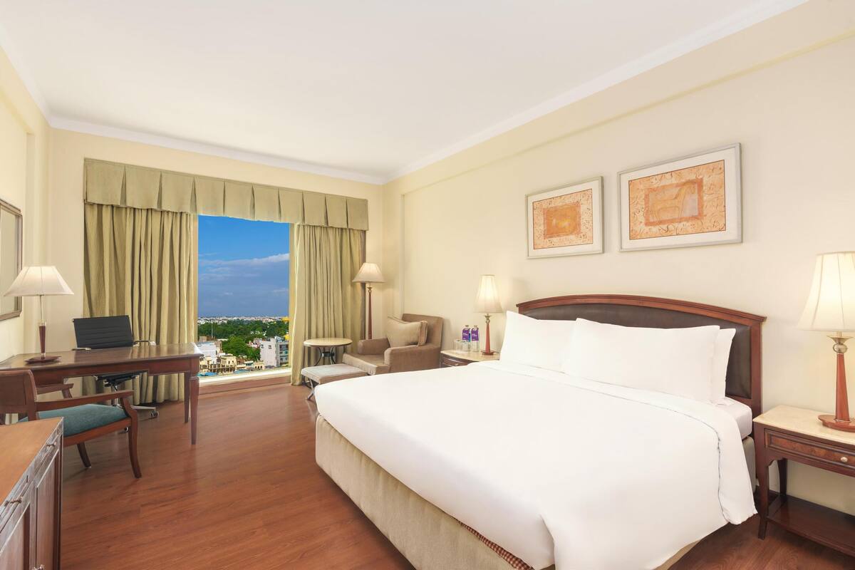 Minibar, in-room safe, desk, iron/ironing board