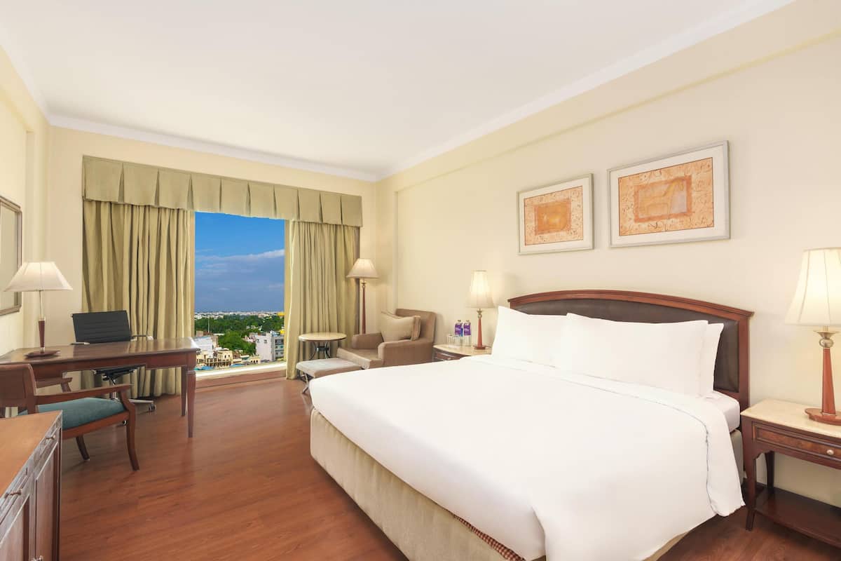 Business Room (Business Class) | Minibar, in-room safe, desk, iron/ironing board