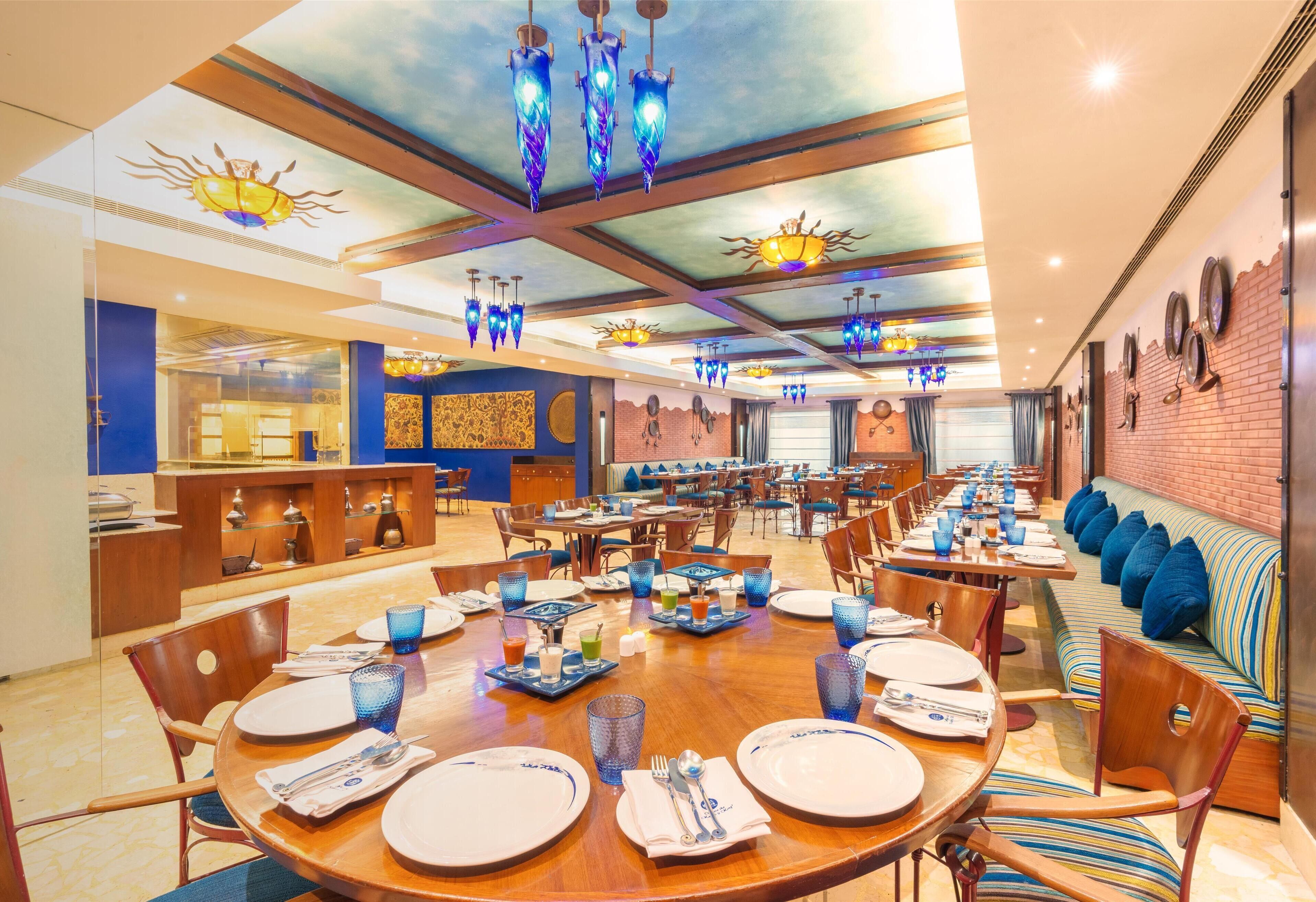 2 restaurants, breakfast, lunch, dinner served; international cuisine 