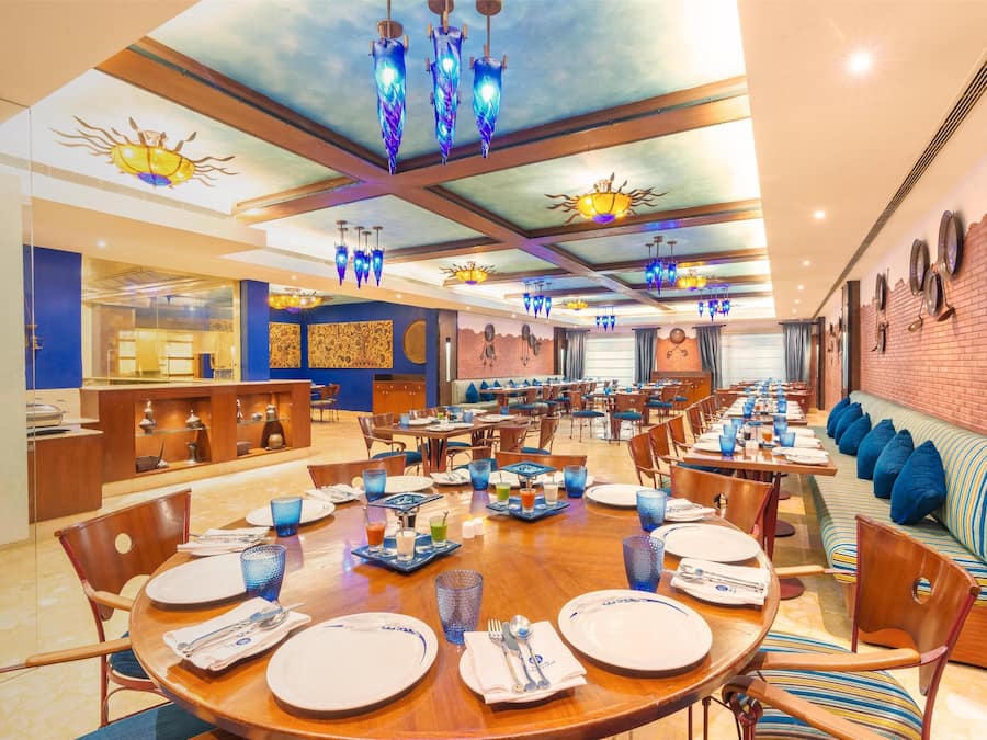 2 restaurantes; se sirve desayuno, almuerzo y cena; cocina internacional