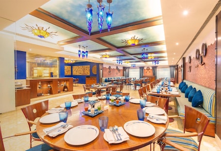 2 Restaurants; Frühstück, Mittagessen und Abendessen werden serviert. Radisson Hotel Varanasi