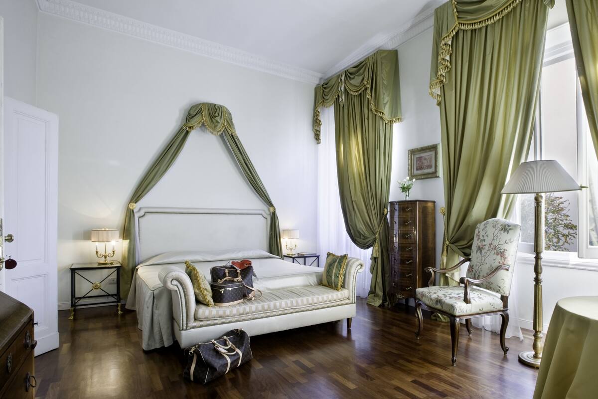 Doppia Luxury, 1 letto king, bagno in camera | Minibar, una cassaforte in camera, una scrivania, tende oscuranti