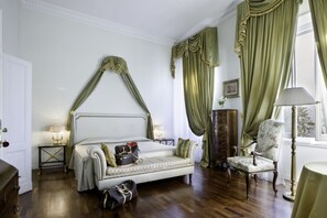 ميني بار وخزنة داخل الغرفة ومكتب وستائر تعتيم