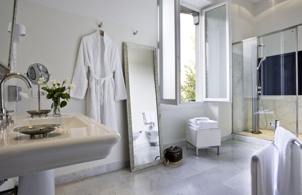 Chambre Double Luxe, 1 très grand lit, salle de bains attenante | Salle de bain