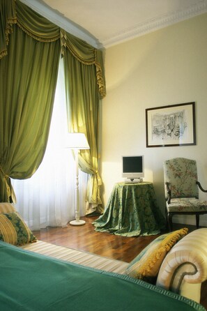 Luxury Double Room, 1 King Bed, Ensuite | Minibar, in-room safe, desk, blackout drapes - Relais Villa Antea (Florence)