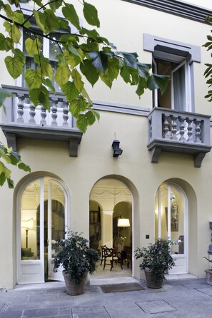 المنشأة من الخارج