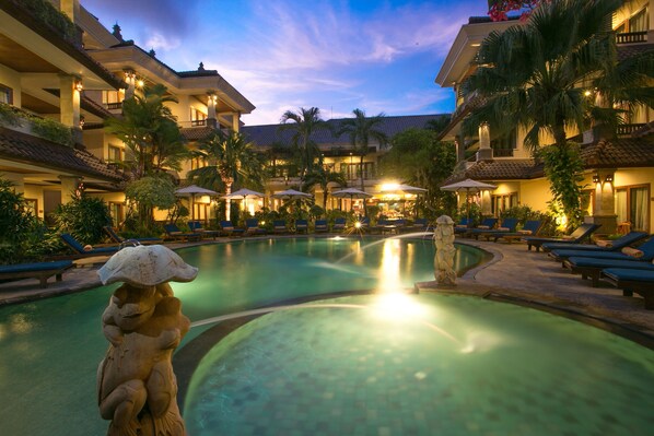 Piscine extérieure, parasols de plage, chaises longues