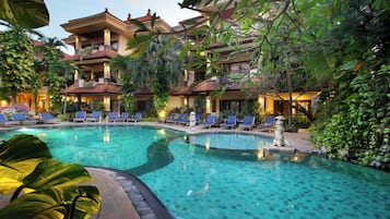 Piscine extérieure, parasols de plage, chaises longues