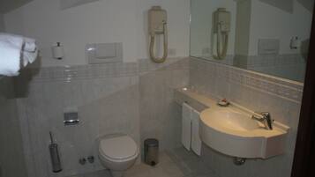 Een douche, gratis toiletartikelen, een haardroger, een bidet