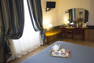 Copriletto in piuma, minibar, una cassaforte in camera, una scrivania