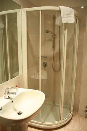Shower, free toiletries, hair dryer, bidet - Albert Hotel (Milan)