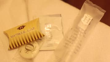 Shower, perlengkapan mandi gratis, pengering rambut, dan handuk